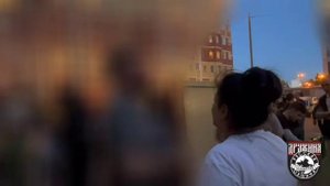 Так себя вести можно? Чужих детей трогать? !!!