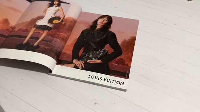 Stray Kids | распаковка журналов DAZED и Marie Claire с Чонином | unboxi смотреть онлайн