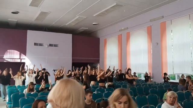 Веселые танцы детей и вожатых в лагере "Искра" на Вожат