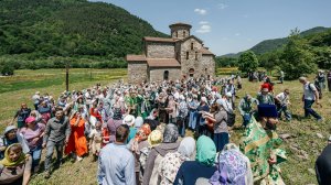 Больше 2000 паломников встретили День Святого Духа в храме Х века