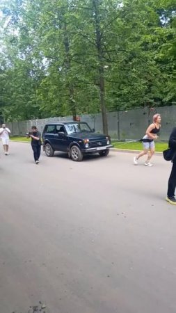 💪В парке Сокольники девушки доказали, что заглохшую Ниву до автосервиса сами доставят💪