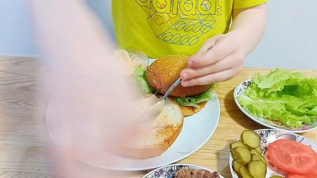 Готовим и пробуем гамбургер с Антошей НичиВокалсом