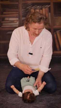 Ребенок собирает руки вместе. Этап самостоятельного действия.