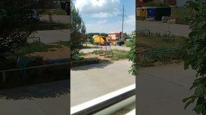 Мусоровоз МАЗ грузит пластик