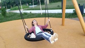 на качелях