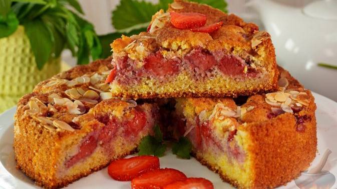 Выпечка, которая не успеет остыть. КУКУРУЗНЫЙ ПИРОГ С КЛУБНИКОЙ