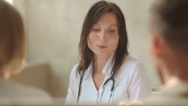 Девочка выходит из комы, смотрит на папу и говорит: «Не смотреть онлайн