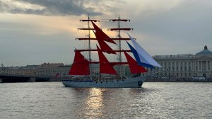 С Днём России! Репетиция Алых Парусов 2025. Бриг Россия на Неве проходит через разведённые мосты