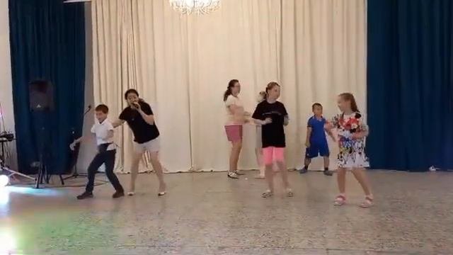 На теплоходе музыка играет. А мои детки танцуют
