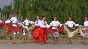 Танец. Выступает муниципальный театр танца.  Украинск?