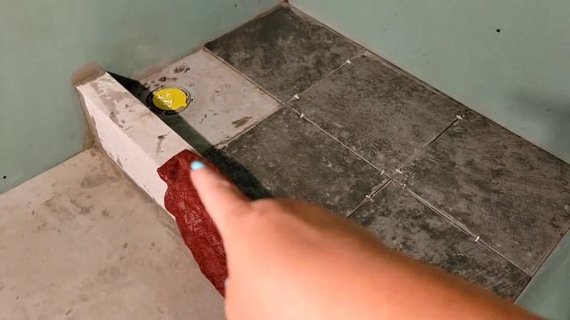 Укладка плитки в душевом поддоне из газосиликатных бл