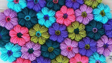 Из остатков пряжи вяжем цветочки крючком для коврика или сумки смотреть онлайн