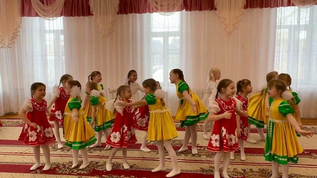 ансамбль девочек "СВЕТЛЯЧКИ" по малину в сад пойдём смотреть онлайн