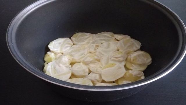 Картофель с помидорами слоями в мультиварке