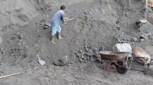 Строительство, шахтёры фильтруют песок