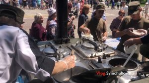 Раздача солдатской каши в День России