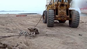 Внутри примитивной верфи, разбирающей гигантские корабли на куски