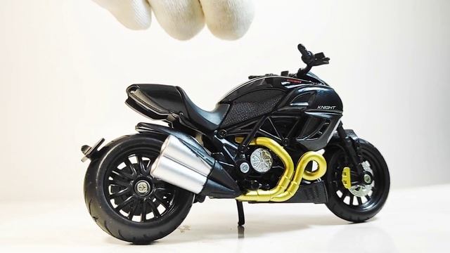 Модель мотоцикла Ducati Diavel в масштабе 1:18 из моей коллекц