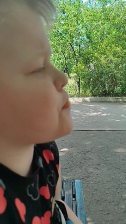 Артём надувает жевачку