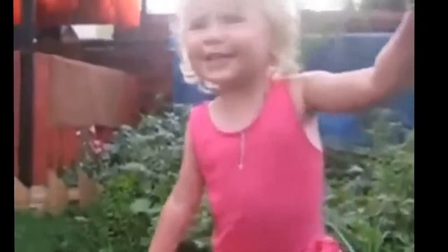 Девочка в огороде!!!! Girl in the garden !!!! смотреть онлайн