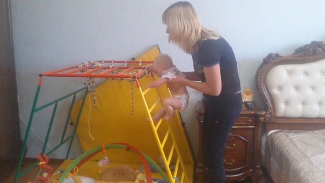 4-месячная Анютка забирается по лестнице смотреть онлайн