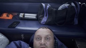 Открываю рыбацкий сезон, наловил рыбы, ночую в лодке
