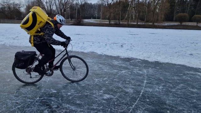 По обычному льду на велосипеде. Schwalbe Winter Plus 622x40 с износ смотреть онлайн