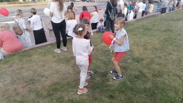 Дети играют в камень ножницы бумага - Лукашенко нам н?