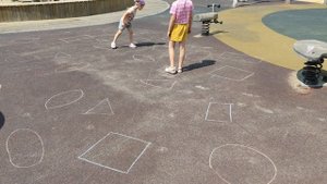 Летняя игра на улице, играем с мелками, формы, цвета, фигуры