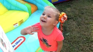 Диана и Рома Диана хочет стать выше и попрыгать на батуте