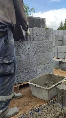 Кладка первого ряда блоков #строительство #construction #diy