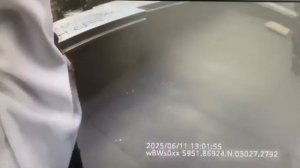 Эпичное видео с крыши петербургской многоэтажки: росгвардеец хватает девушку, сидящую на парапете...