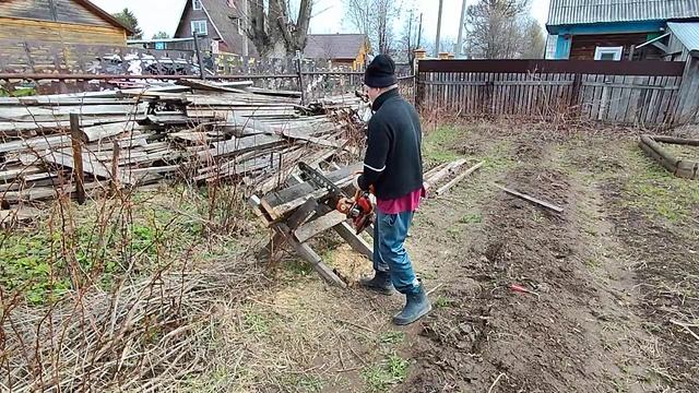 Бензопила Дружба с кулачковым зажиганием пилю дрова. смотреть онлайн