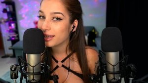 Akuma ASMR Щекочет вас словами-триггерами, которые находятся близко к уху