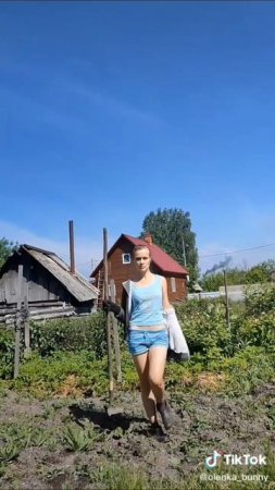 Самая красивая девочка на огороде