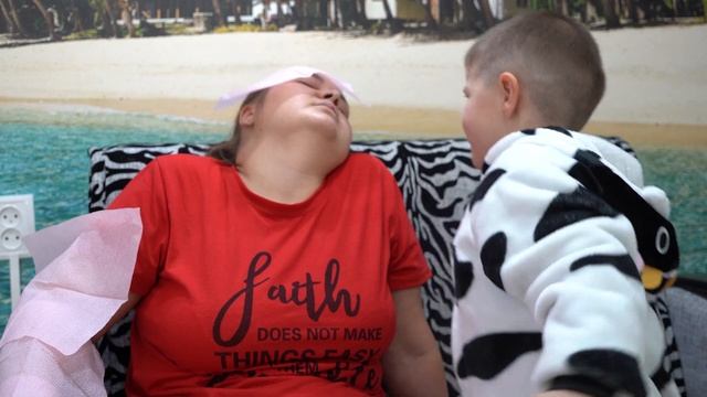 Мама мумия  из туалетной бумаги гоняется за ребенком п смотреть онлайн