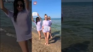 Тут вас решили на море вставшими сосочками и попами без трусов привлечь.