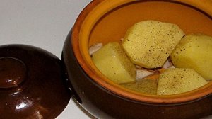 Картофель, запеченный с салом в горшочках