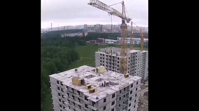 Работа Башенных Кранов LIEBHERR 280 EC-H12 и Everdigm K310-14 смотреть онлайн
