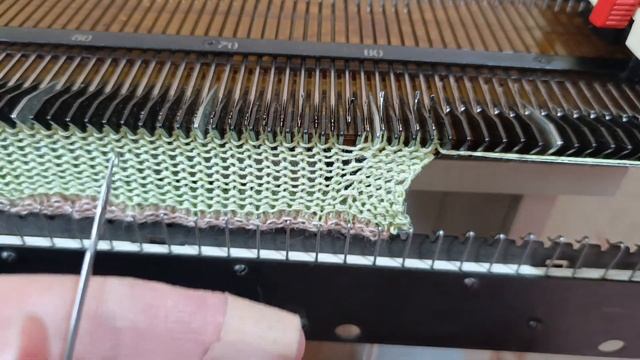 🦉Как вяжу на платье разрезы.Вязальная машина Нева 5🧶 смотреть онлайн