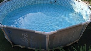 Бассейн протекает.