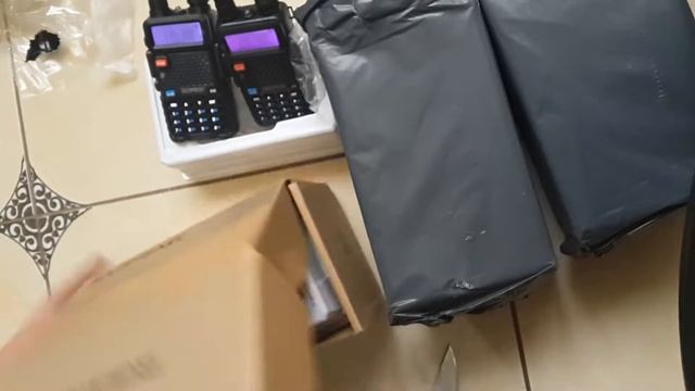 РАСПАКОВКА С ALIEXPRESS. BAOFENG UV-5R 5 ШТУК смотреть онлайн
