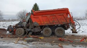 «Подсыпал дорогу песком». Коммунальщик погиб в ДТП с тягачом в Вологодской области.