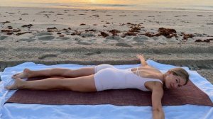 Разминка для спины на кровати | Йога для позвоночника |