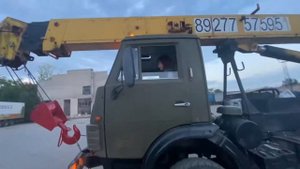 Девушка на авто кране камаз