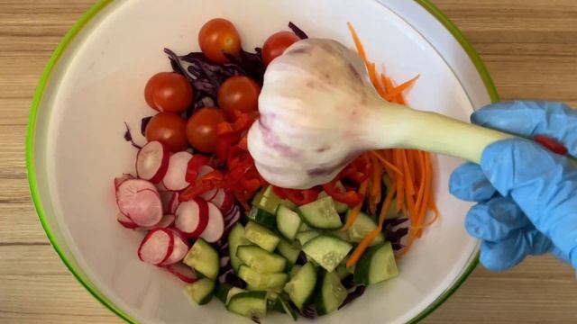 Салат по-деревенски с овощами и творогом