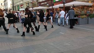 Танец девочек в Москве на улице Никольская 2025