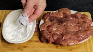 Обвалял ПЕЧЕНЬ в муке с крахмалом и поджарил! Теперь только ТАК делаю! Вкуснющий  САЛАТ за 20 минут!
