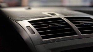 Автоэксперт объяснил опасность заправки кондиционера «на обочине»