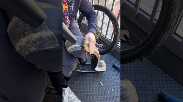 Самый простой способ снять герметик с бескамерной пок смотреть онлайн